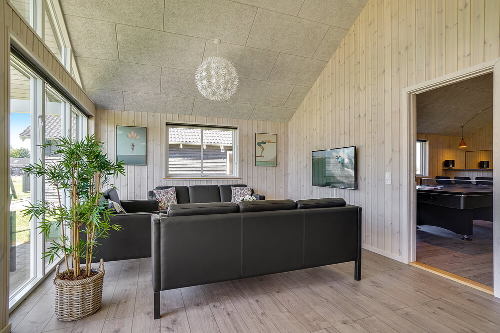 Det stora ljusa vardagsrummet i lyxstuga nr 717 för 16.
