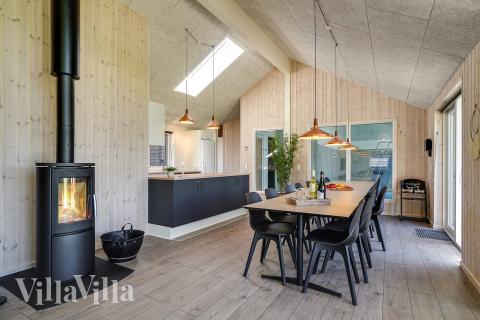 Vardagsrummet i lyxstuga nr. 717 har plats för 16 personer.