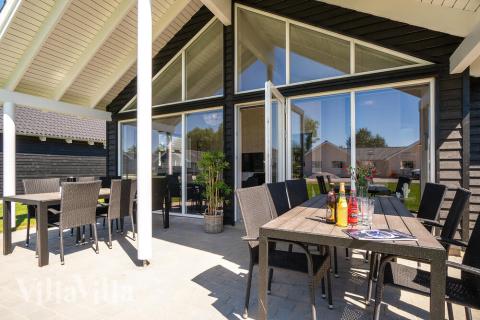 Lyxstuga nr 717 har en härlig terrass med sköna trädgårdsmöbler för 16 personer.