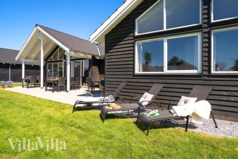 På terrassen i sommarhus nr 717 finns det plats för upp till 16 gäster.