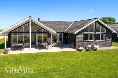 Den praktfulla poolstugan nr 717 med plats för 16 personer ligger i Tyskland