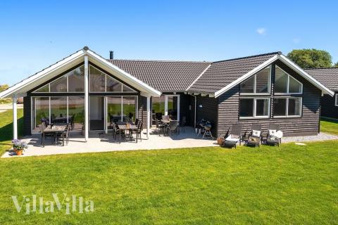 Den praktfulla poolstugan nr 717 med plats för 16 personer ligger i Tyskland