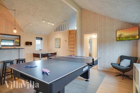 Förutom de många timmar som du kan tillbringa i stugans poolavdelning erbjuder lyxstuga 723 även biljard, bordtennis och dart