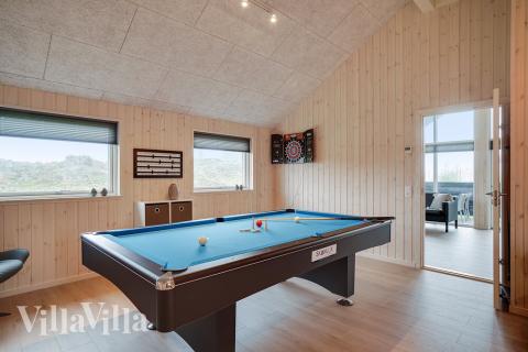 Lyxstuga 723 för 10 personer har ett stort aktivitetsrum med bl.a. biljard och dart