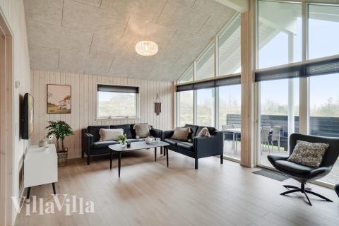 Det stora ljusa vardagsrummet i lyxstuga nr 723 för 10.