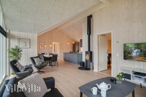 Vardagsrummet i lyxstuga nr. 723 har plats för 10 personer.