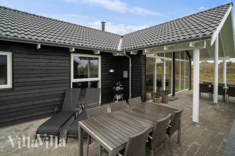 Lyxstuga nr 723 har en härlig terrass med sköna trädgårdsmöbler för 10 personer.