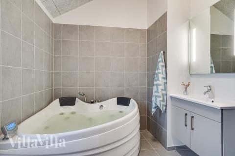 Njut av spabadets värme i lyxstuga nr 723 i Tyskland