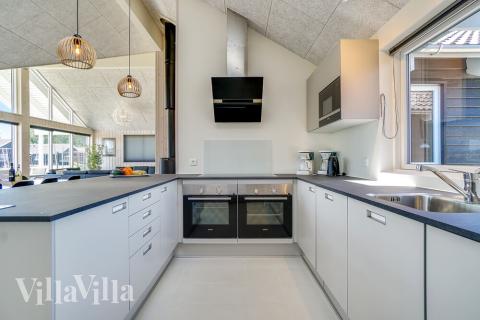 Köket i lyxstuga nr 716 är utrustat så att ni kan laga mat till 16 personer.