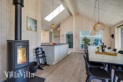 Det stora ljusa vardagsrummet i lyxstuga nr 716 för 16.