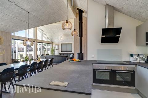 Vardagsrummet i lyxstuga nr. 716 har plats för 16 personer.