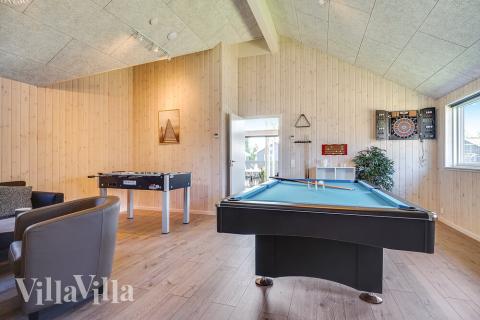 Lyxstuga 716 för 16 personer har ett stort aktivitetsrum med bl.a. biljard och dart