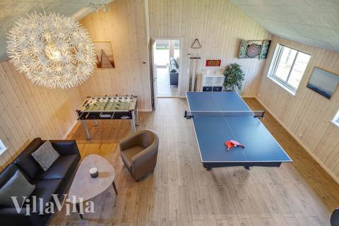 Förutom de många timmar som du kan tillbringa i stugans poolavdelning erbjuder lyxstuga 716 även biljard, bordtennis och dart