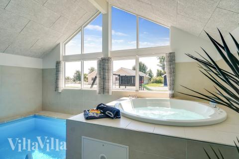 Njut av spabadets värme i lyxstuga nr 716 i Tyskland