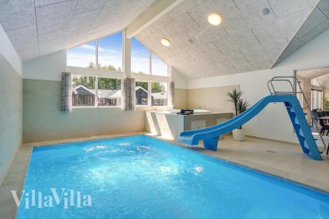 Sommarstuga 716 är inredd med en smakfull poolavdelning som har vattenrutschbana, ett stort inbyggt spapad och bastu