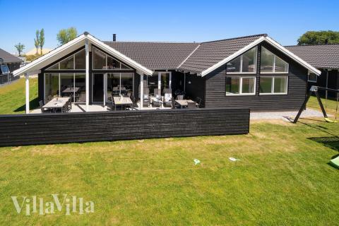 Den praktfulla poolstugan nr 716 med plats för 16 personer ligger i Tyskland