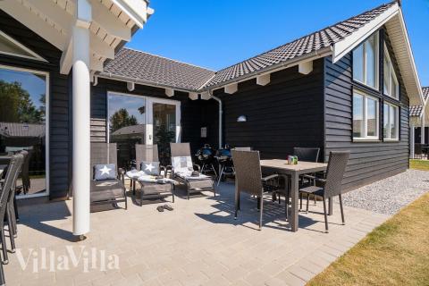 Lyxstuga nr 716 har en härlig terrass med sköna trädgårdsmöbler för 16 personer.