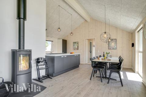 Det stora ljusa vardagsrummet i lyxstuga nr 722 för 10.