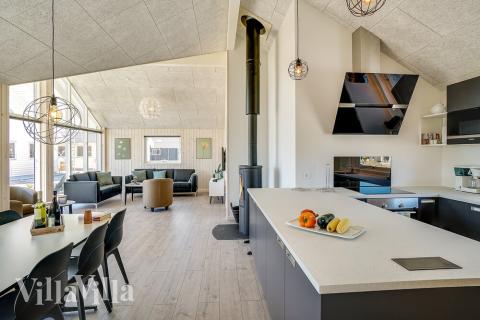 Vardagsrummet i lyxstuga nr. 722 har plats för 10 personer.