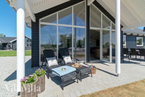 Lyxstuga nr 722 har en härlig terrass med sköna trädgårdsmöbler för 10 personer.