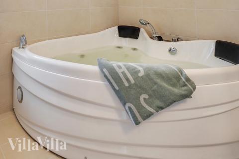 Njut av spabadets värme i lyxstuga nr 722 i Tyskland