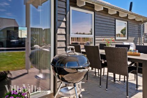 Lyxstuga nr 718 har en härlig terrass med sköna trädgårdsmöbler för 12 personer.