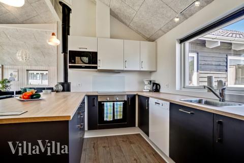 Köket i lyxstuga nr 718 är utrustat så att ni kan laga mat till 12 personer.