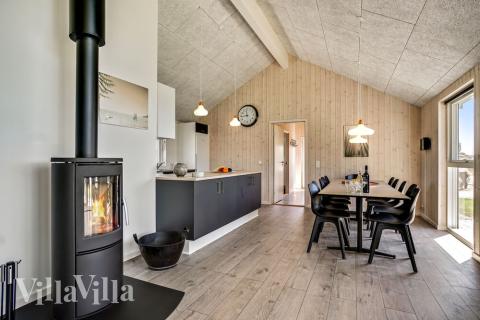 Det stora ljusa vardagsrummet i lyxstuga nr 718 för 12.