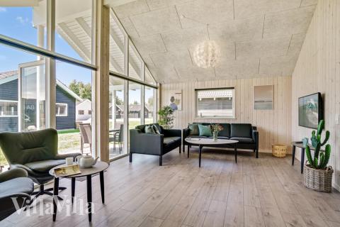 Vardagsrummet i lyxstuga nr. 718 har plats för 12 personer.