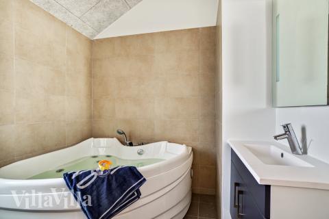 Njut av spabadets värme i lyxstuga nr 718 i Tyskland