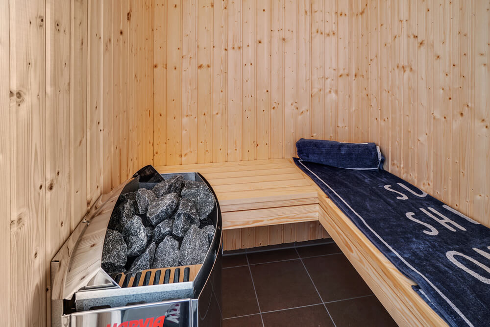 Njut av bastuvärmen i lyxstuga nr 718 för 12 personer