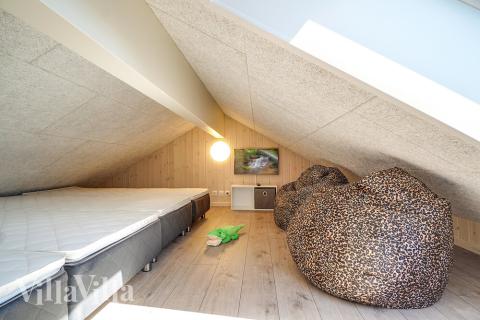 Några av de 12 sovplatserna finns på loftet i lyxstuga nr 718