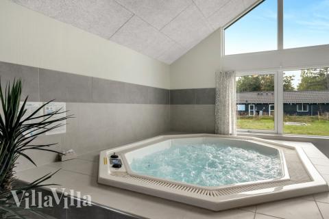 Njut av spabadets värme i lyxstuga nr 438 i Nordsjälland