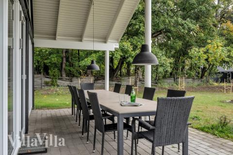 Lyxstuga nr 438 har en härlig terrass med sköna trädgårdsmöbler för 30 personer.