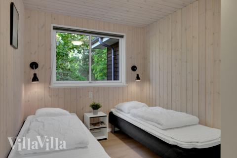 Ett av de 12 utmärkta sovrummen i lyxstuga nr 438 i Nordsjälland.