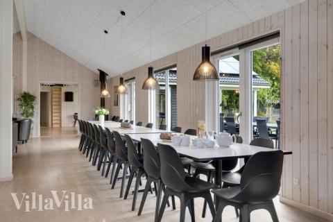 Vardagsrummet i lyxstuga nr. 438 har plats för 30 personer.