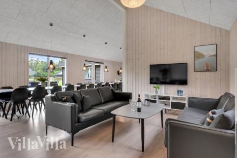 I soffhörnan i lyxstuga 438 i Nordsjälland kan ni spela brädspel eller titta på film tillsammans.