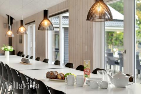 Det stora ljusa vardagsrummet i lyxstuga nr 438 för 30.