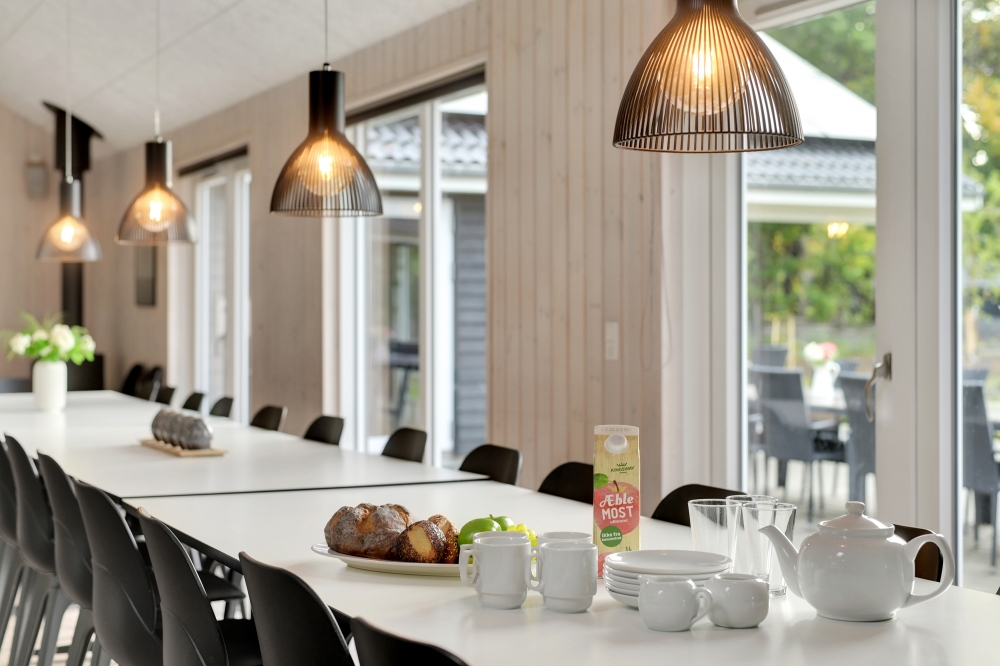 Det stora ljusa vardagsrummet i lyxstuga nr 438 för 30.