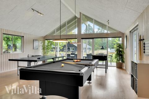 Förutom de många timmar som du kan tillbringa i stugans poolavdelning erbjuder lyxstuga 438 även biljard, bordtennis och dart