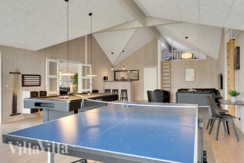 Aktivitetsrum i lyxstuga nr 438 med 12 sovrum och plats för 30 personer.