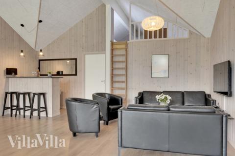 När ni besöker lyxhus nr 438 kan ni mysa tillsammans i sofforna.