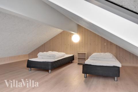 Några av de 30 sovplatserna finns på loftet i lyxstuga nr 438