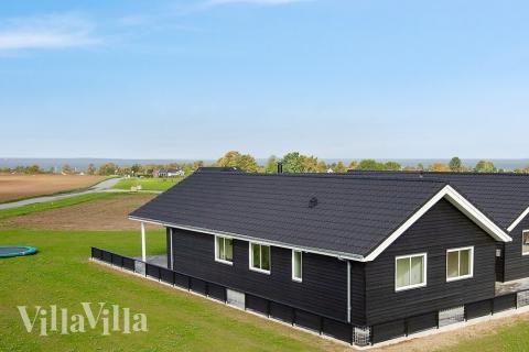 Den praktfulla poolstugan nr 424 med plats för 14 personer ligger i Fyn och öar