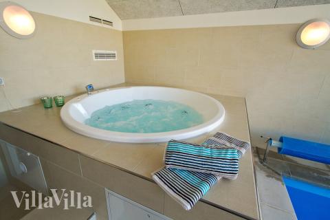 Njut av spabadets värme i lyxstuga nr 424 i Fyn och öar