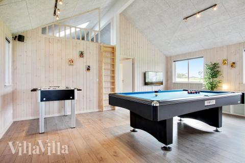 Lyxstuga 424 för 14 personer har ett stort aktivitetsrum med bl.a. biljard och dart