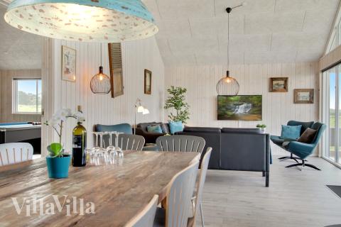 Vardagsrummet i lyxstuga nr. 424 har plats för 14 personer.