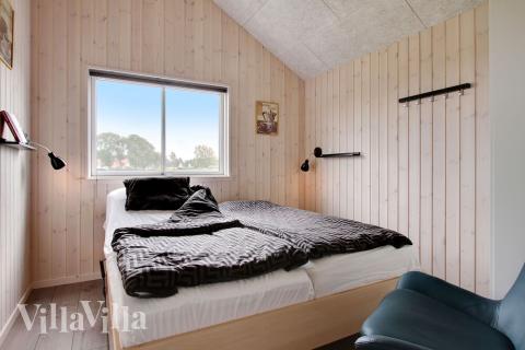 Ett av de 5 utmärkta sovrummen i lyxstuga nr 424 i Fyn och öar.