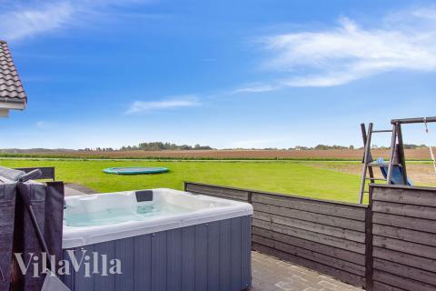 Njut av en grillkväll på terrassen i lyxstuga nr 424 i Fyn och öar