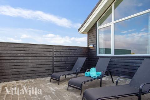 Lyxstuga nr 424 har en härlig terrass med sköna trädgårdsmöbler för 14 personer.